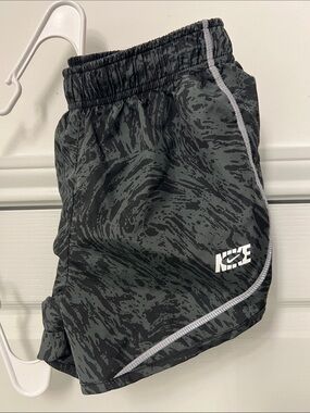 Nike Women's Black & Gray Patterned Athletic Shorts